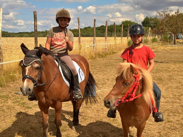 Tout le monde s'y retrouve, les enfants avec Amadou et Coca...